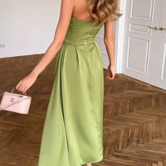 Abito midi verde scollato a cuore, bustier aderente e gonna svasata senza maniche