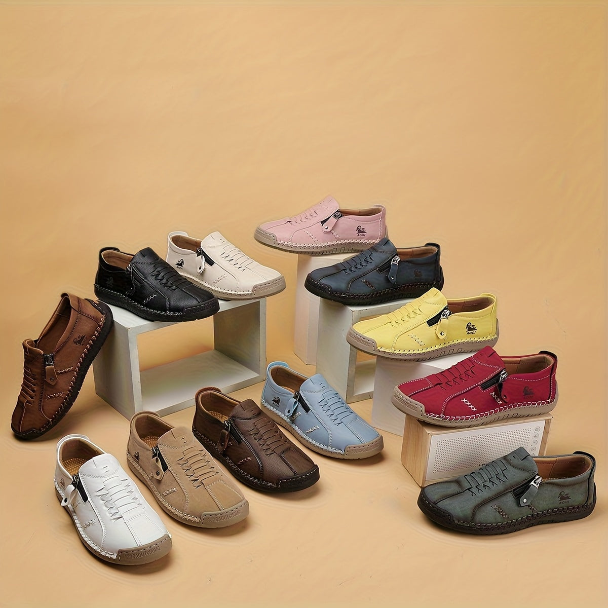 Scarpe comfort ergonomiche in più colori esposte su supporti, con chiusura a strappo