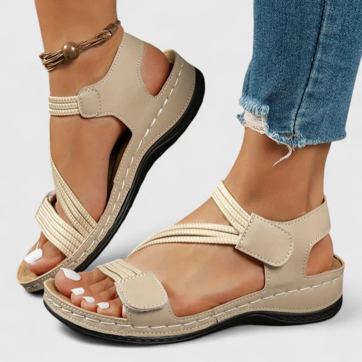 Sandali ortopedici beige con cinturini regolabili e suola scura