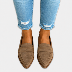Mocassini in camoscio Nadia™ color kaki, punta affusolata e fascia slip-on