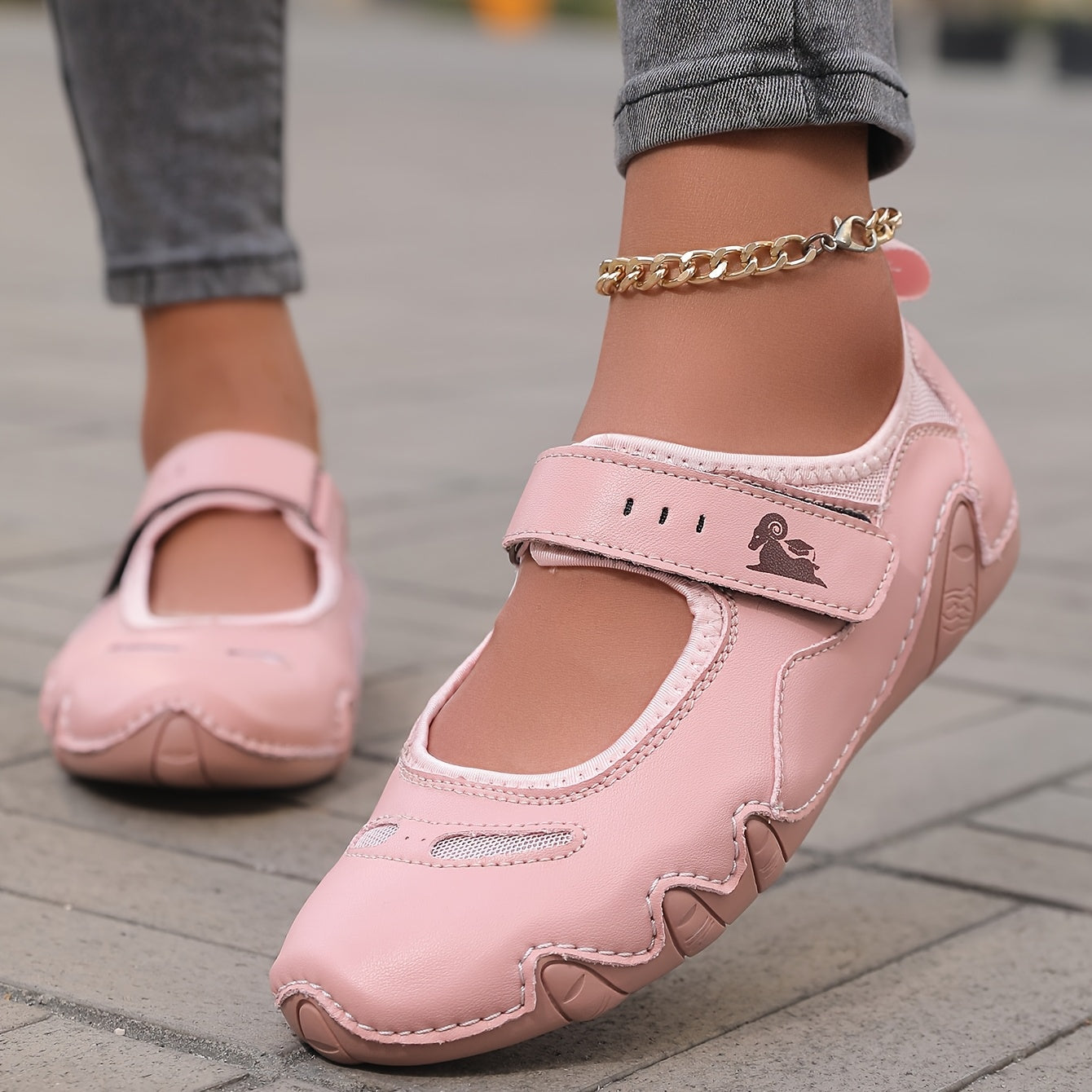 Ballerine rosa con cinturino a strappo, suola beige e dettagli in rilievo sul davanti
