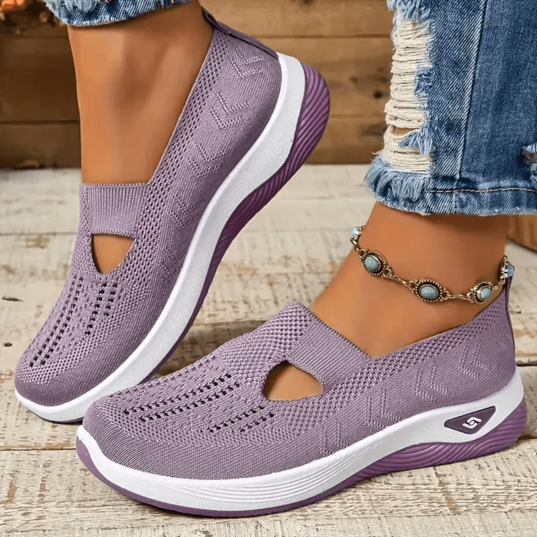 Scarpe antiscivolo in maglia lilla, suola bianca e trafori laterali