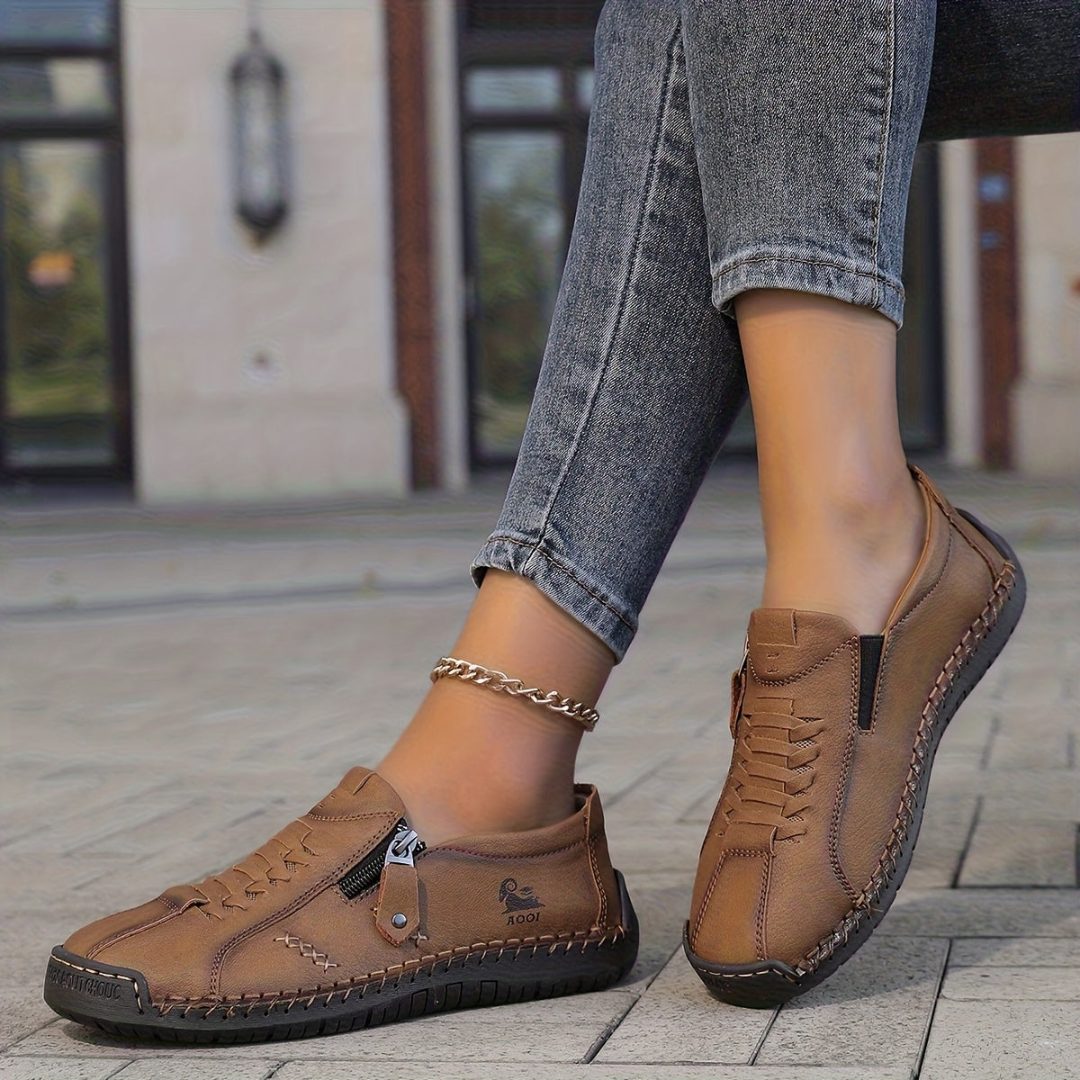 Scarpe comfort ergonomiche marroni con cinturino e suola nera scanalata