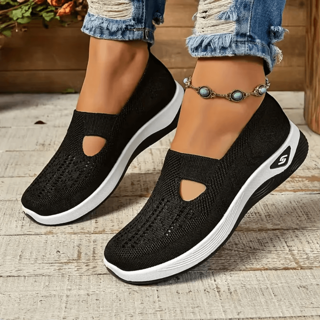 Scarpe antiscivolo in maglia nera, suola bianca e trafori laterali