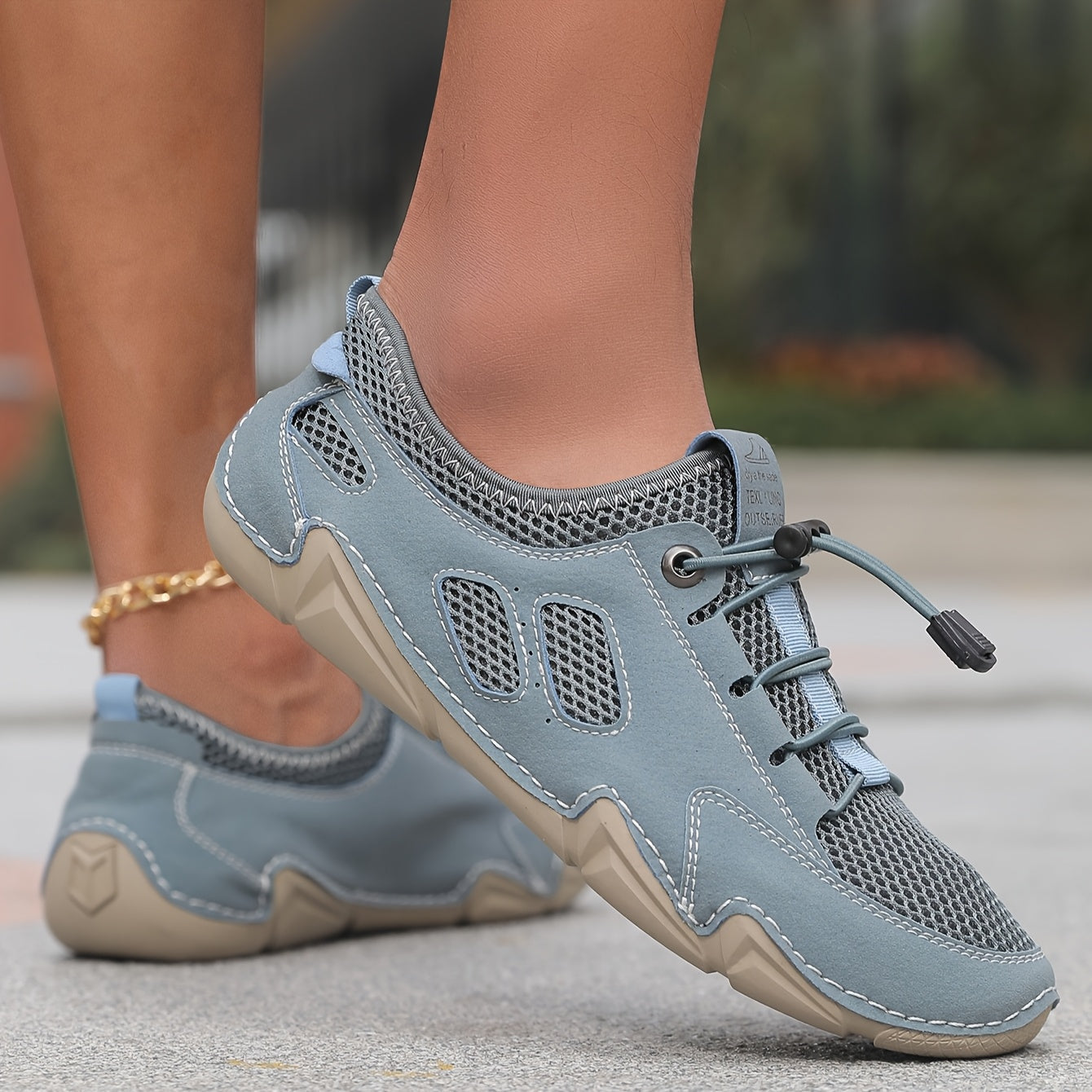 Scarpe da ginnastica leggere azzurro chiaro con lacci e mesh, indossate ai piedi