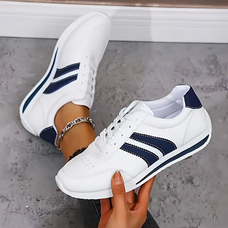 Scarpe bianche con strisce blu laterali, lacci e tallone imbottito; suola spessa