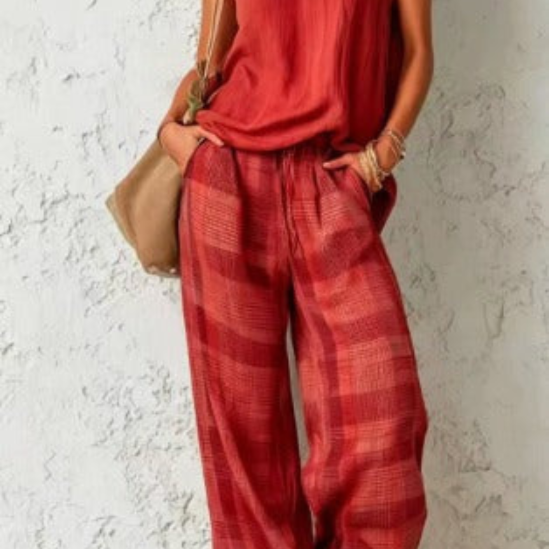 Completo estivo con top rosso e pantaloni ampi a quadri rosso scuro