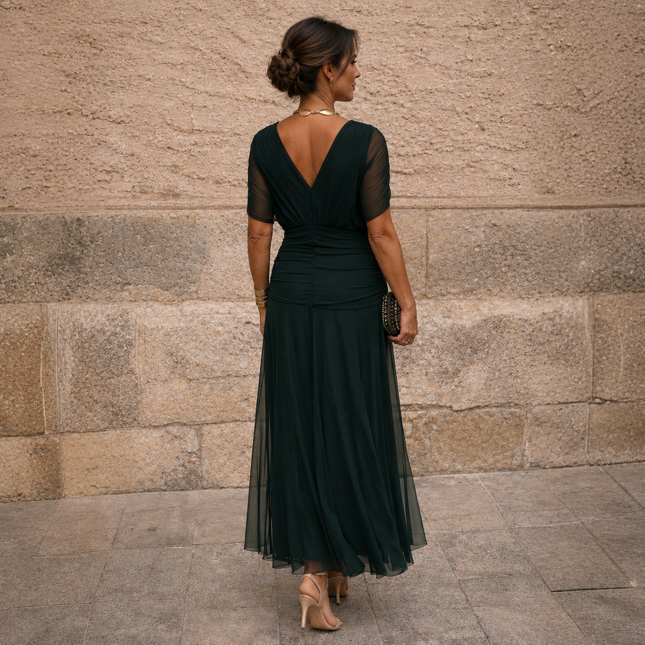 Abito maxi verde scuro vista posteriore con scollo a V e gonna plissé in tulle
