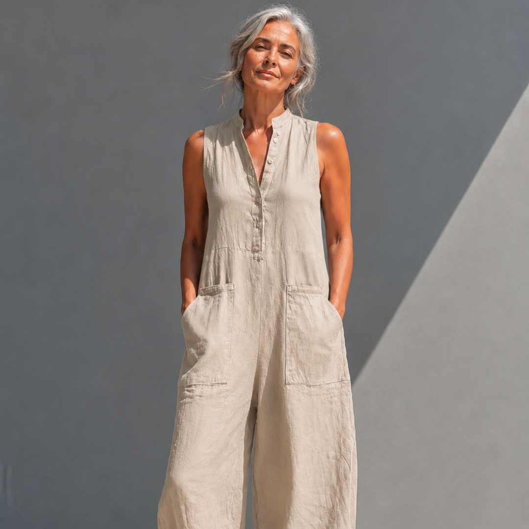 Salopette in lino beige chiara senza maniche con bottoni davanti e tasche laterali, gamba ampia