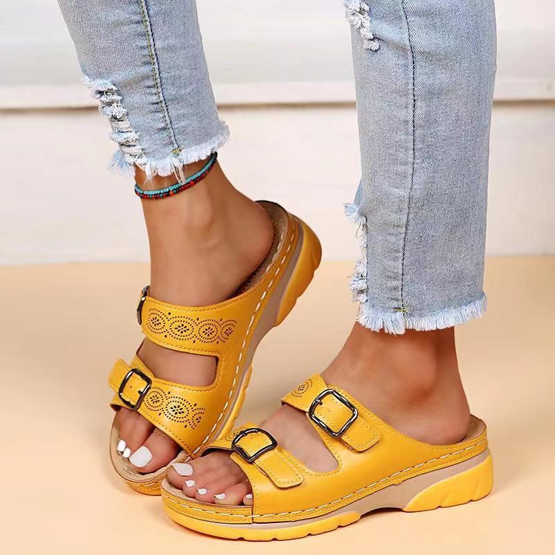 Sandali eleganti giallo senape con due fibbie metalliche e suola rialzata