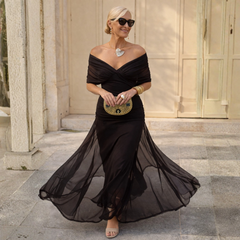 Abito lungo nero con spalle scoperte e corpetto incrociato, gonna ampia in tulle