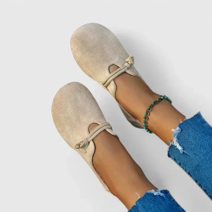Mocassino elegante NORA beige in camoscio, laccetto annodato e punta rotonda