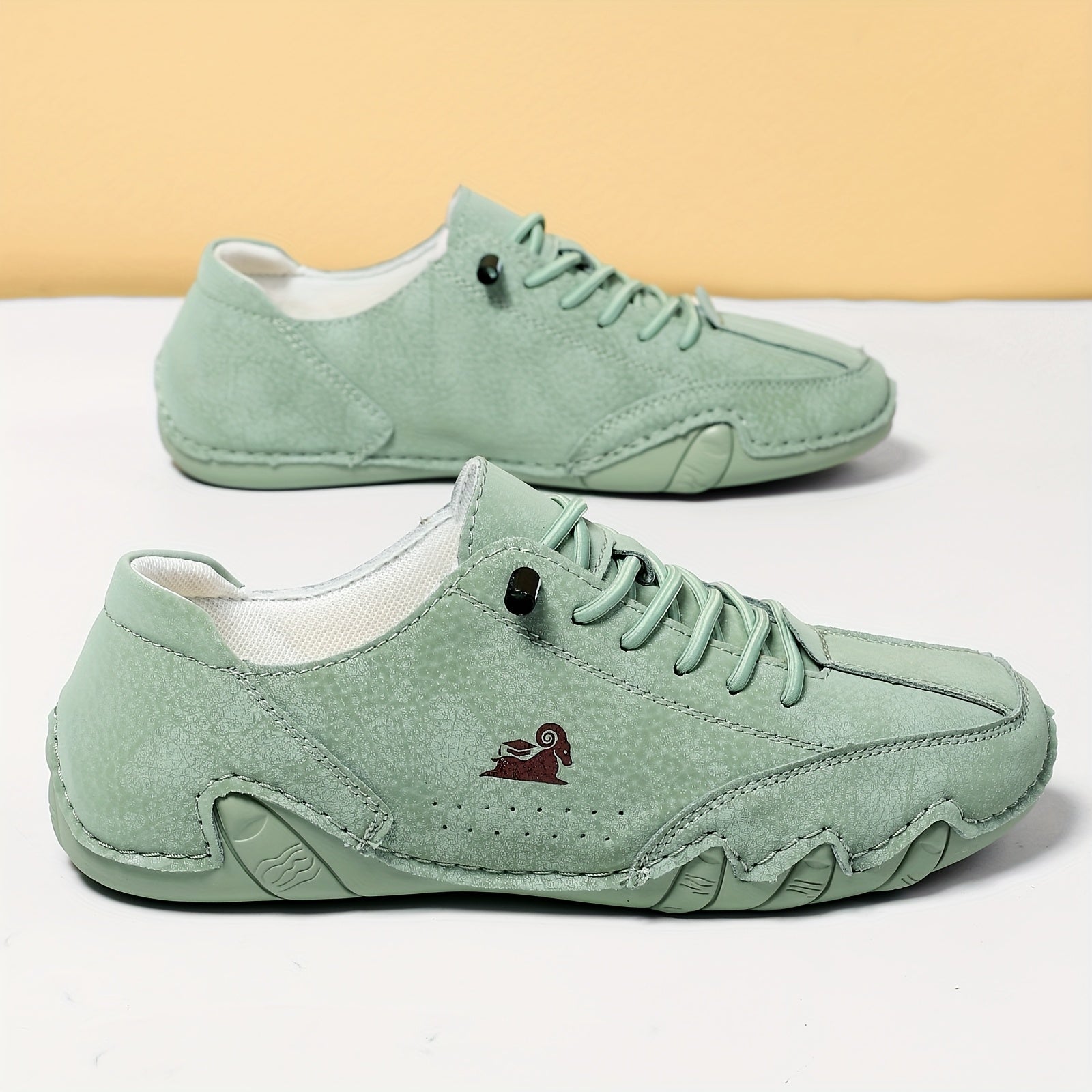 Scarpe ortopediche Celvia Comfort in verde chiaro, lacci e suola ammortizzata sagomata.