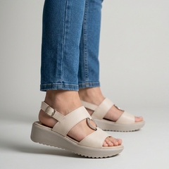 Sandali comodi donna beige chiaro, cinturino con fibbia, dettagli ad anello lucido
