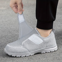 Scarpe ortopediche grigie con cinturino a strappo, viste dal lato