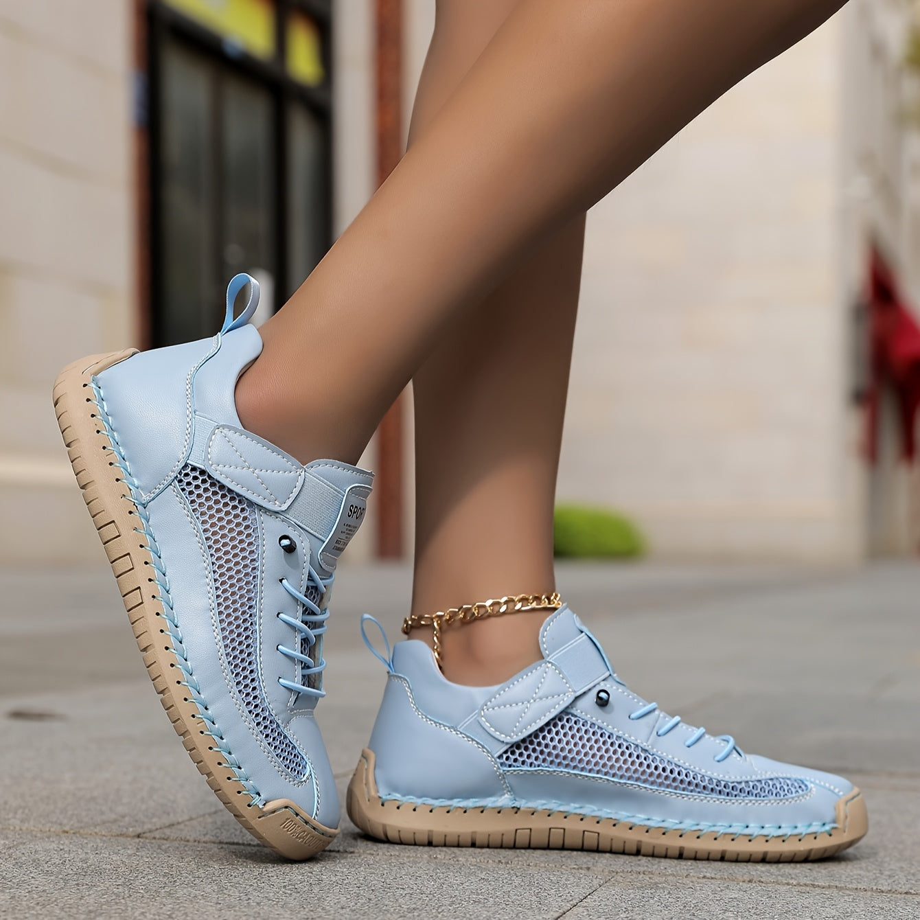 Scarpe ortopediche traspiranti azzurro chiaro con cinturino al tallone e lacci