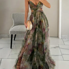 Abito maxi floreale multicolor verde con scollo incrociato e spalline sottili, gonna fluida.