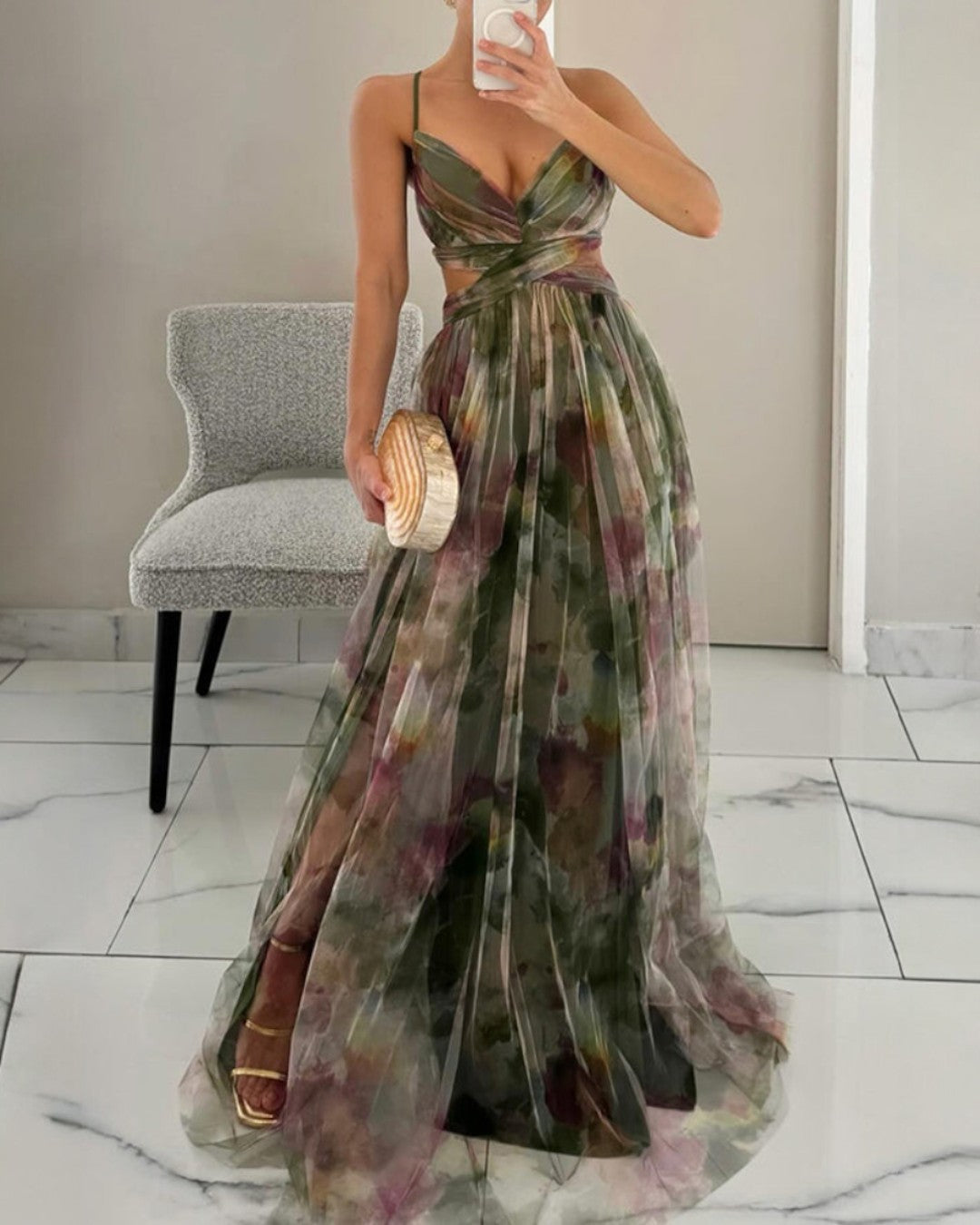 Abito maxi floreale multicolor verde con scollo incrociato e spalline sottili, gonna fluida.
