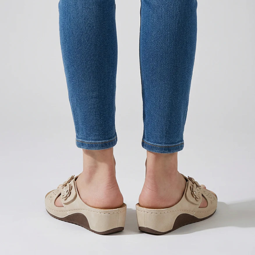 Sandali eleganti beige con tacco comodo, fascia aperta e applique floreali sul piede