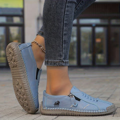 Scarpe comfort ergonomiche azzurre con cinturino laterale nero e suola scanalata