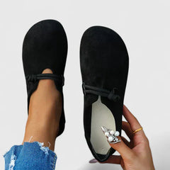 Mocassino elegante NORA nero in camoscio, laccetto incrociato e dettaglio decorativo