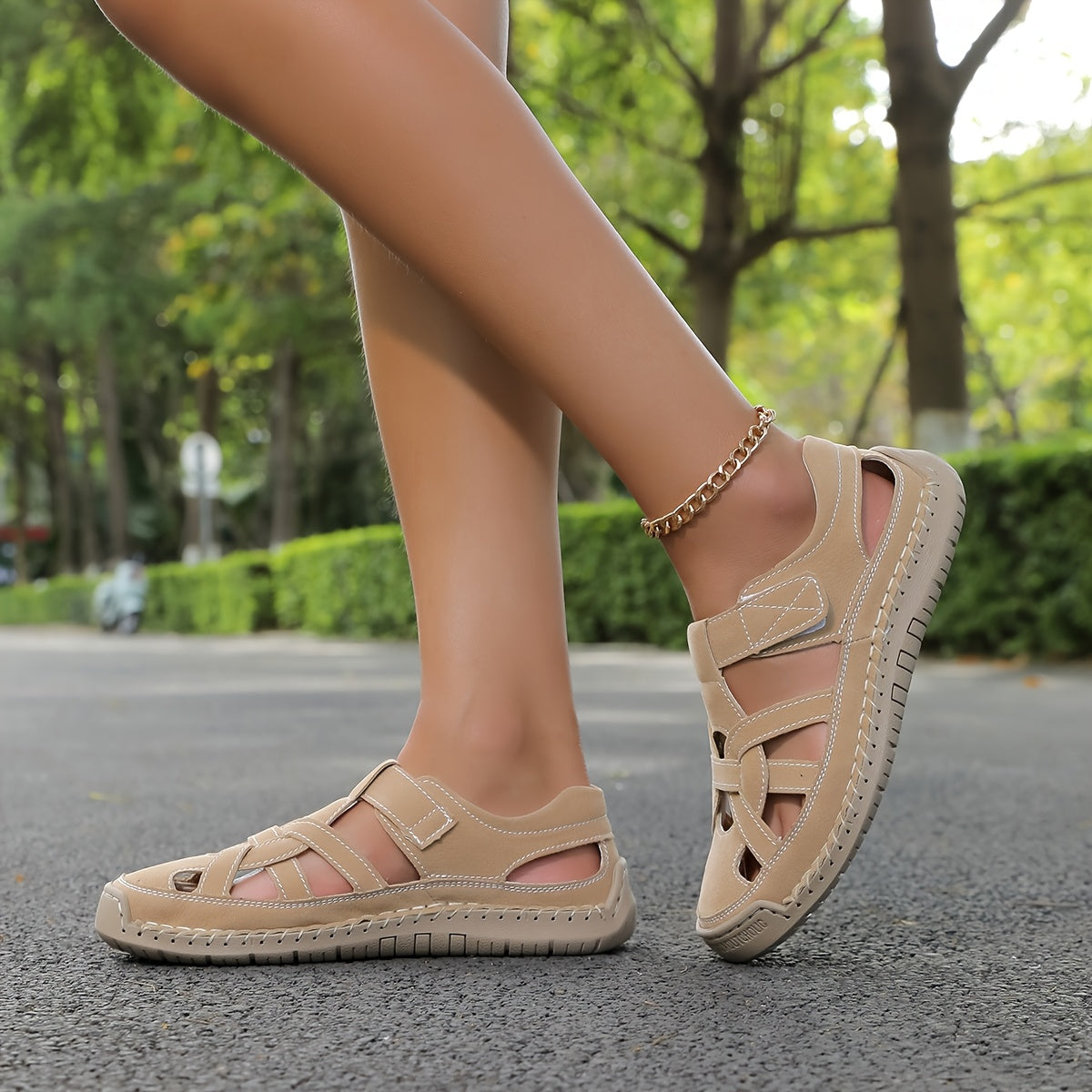 Sandali estivi leggeri beige con cinturino regolabile e suola ammortizzata
