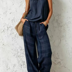 Completo estivo con top blu scuro e pantaloni ampi a quadri blu