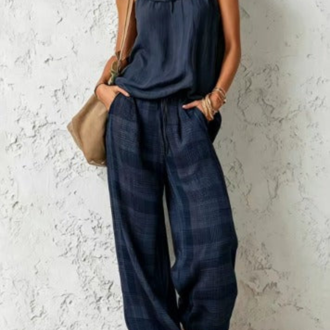 Completo estivo con top blu scuro e pantaloni ampi a quadri blu