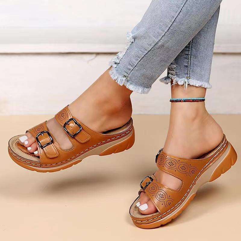 Sandali eleganti cuoio con due fibbie regolabili, fori decorativi e suola spessa