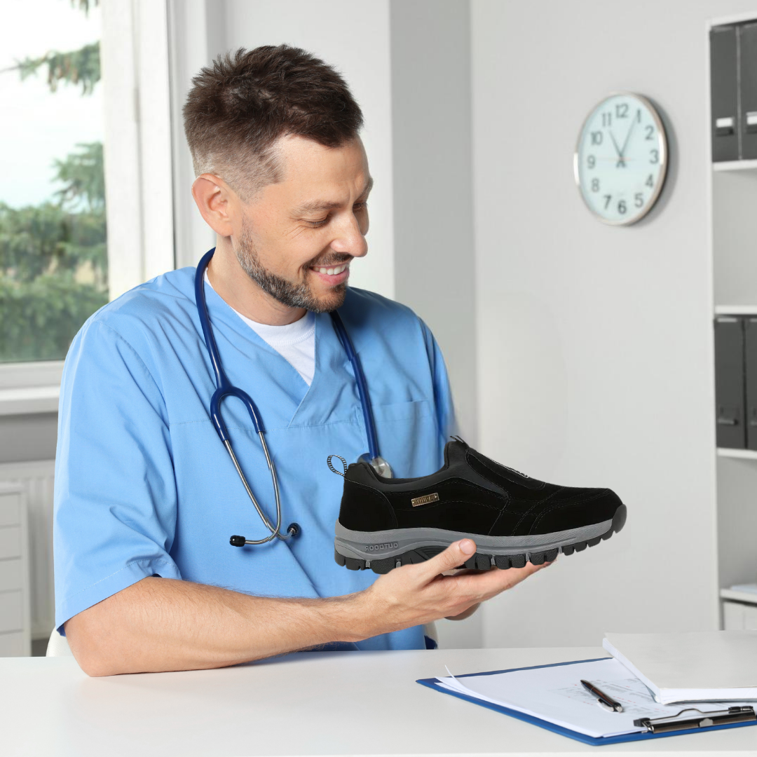 Scarpe comfort ortopediche nere con suola spessa, tenute da un medico