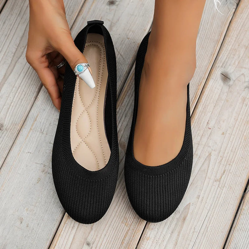 Scarpe comfort Dario nere in maglia con punta tonda, suola bassa, indossate