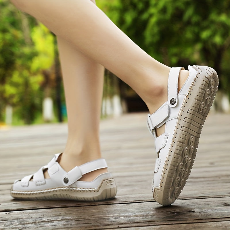 Sandali comfort regolabili bianchi con fibbie, indossati