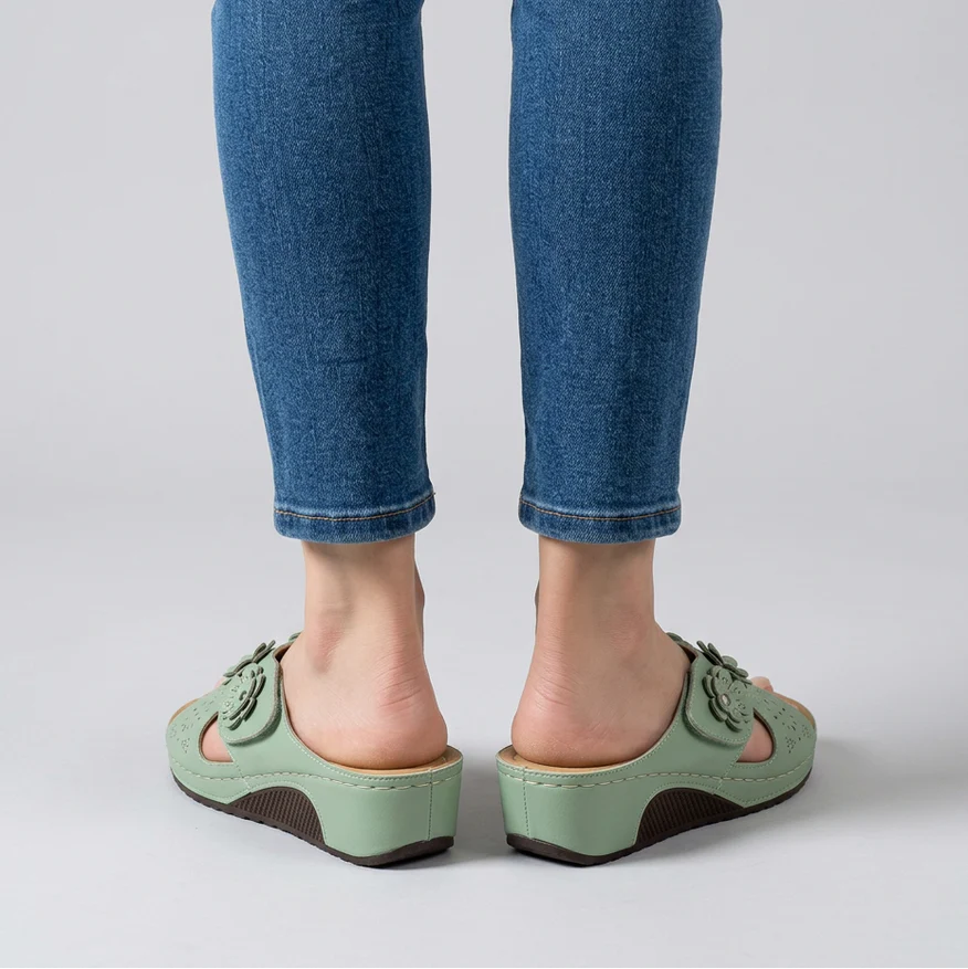 Sandali eleganti verde chiaro con zeppa, tallone con fiocco decorativo e suola marrone