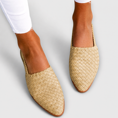 Mocassini Aurora intrecciati beige, slip-on con suola marrone a vista