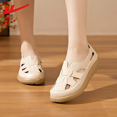 Sandali platform beige chiari con cinturini intrecciati indossati