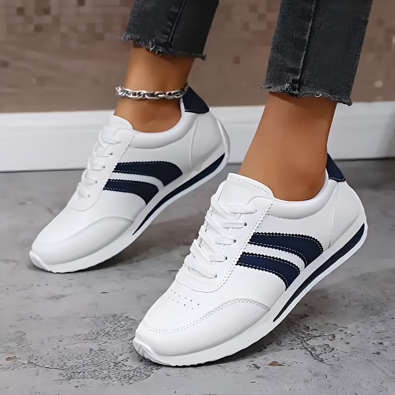 Scarpe bianche con inserti blu e lacci; suola antiscivolo e profilo laterale