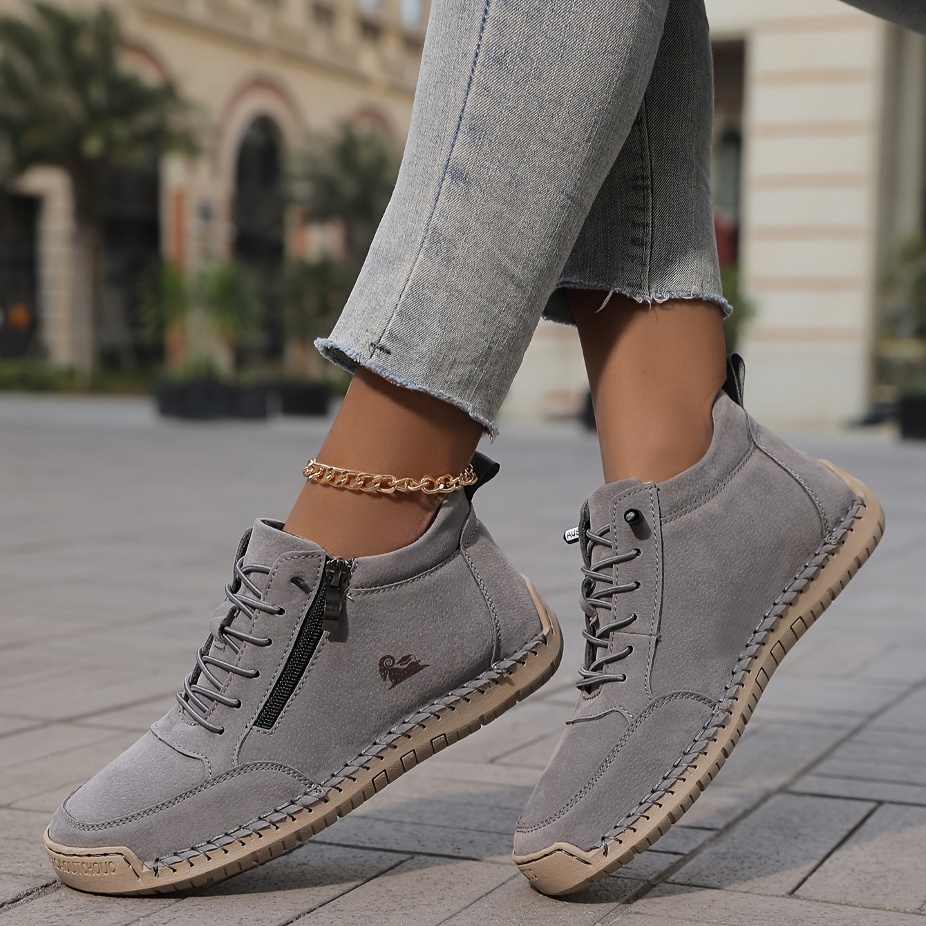 Scarpe ortopediche grigie con lacci e cerniera laterale, suola a righe