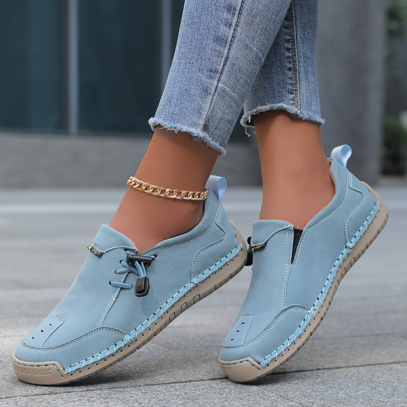 Scarpe comfort basse azzurre con lacci blu scuro, cuciture decorative e suola spessa