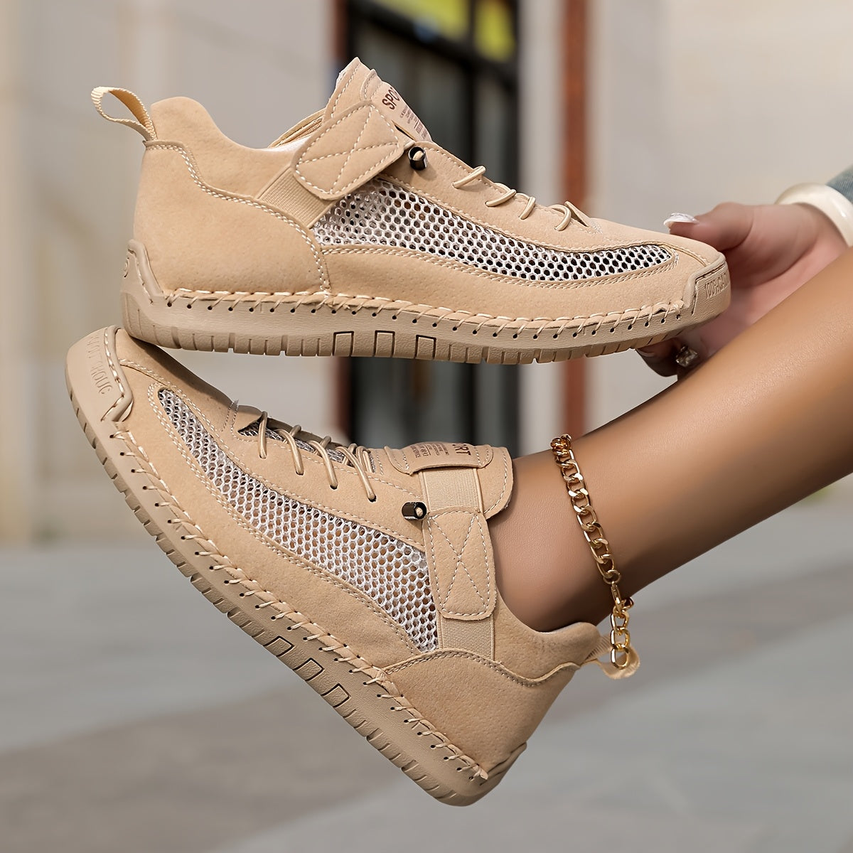 Scarpe ortopediche traspiranti beige con tomaia mesh e pannelli in camoscio