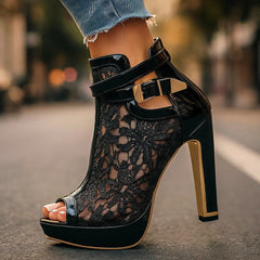 Décolleté platform in pizzo nero con cinturino e tacco alto