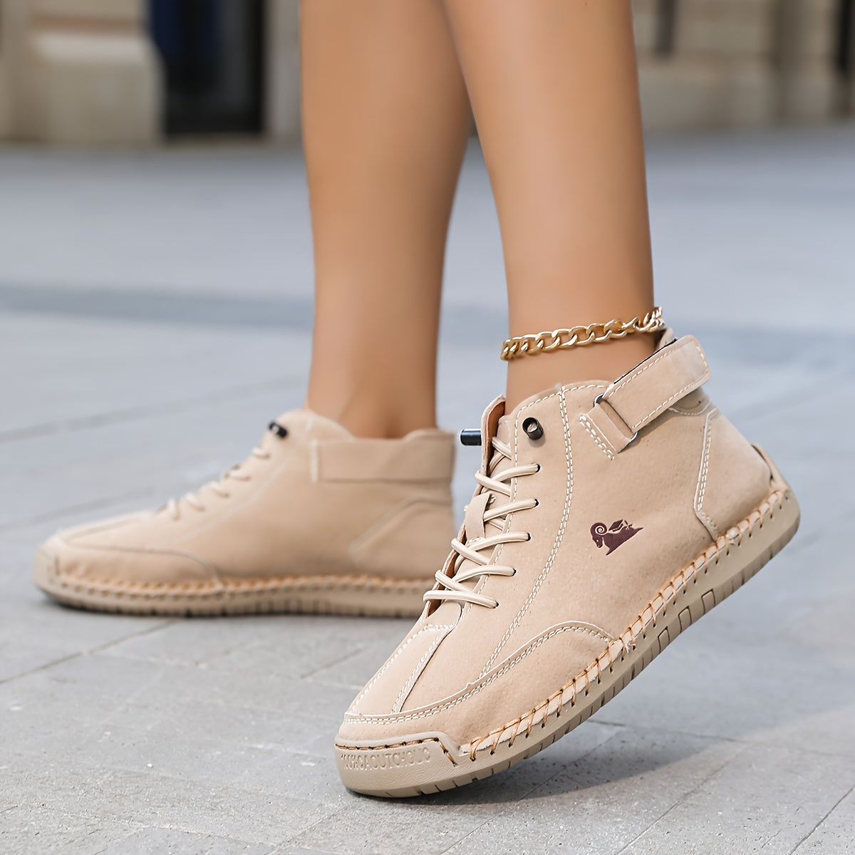 Sneaker alte beige con lacci e cinturino, suola spessa e dettaglio logo