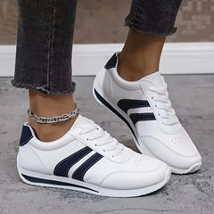 Scarpe bianche con fascia blu sul lato, lacci e fondo con battistrada; tallone alto