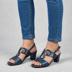 Sandali classici blu scuro con tacco quadrato, fascia con intreccio e cinturino.