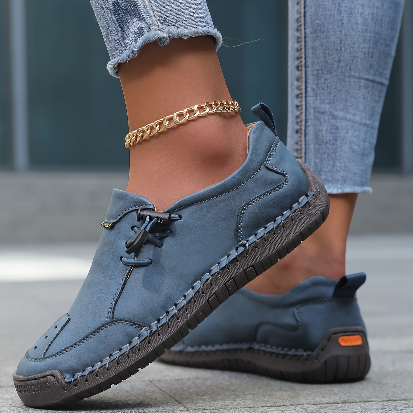 Scarpe comfort basse blu scuro con lacci neri, cuciture decorative e suola spessa