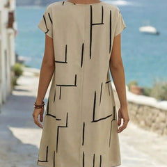 Abito fluttuante beige con stampa a linee nere, vista posteriore con maniche corte