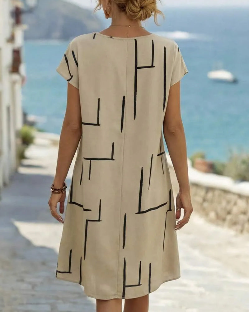 Abito fluttuante beige con stampa a linee nere, vista posteriore con maniche corte