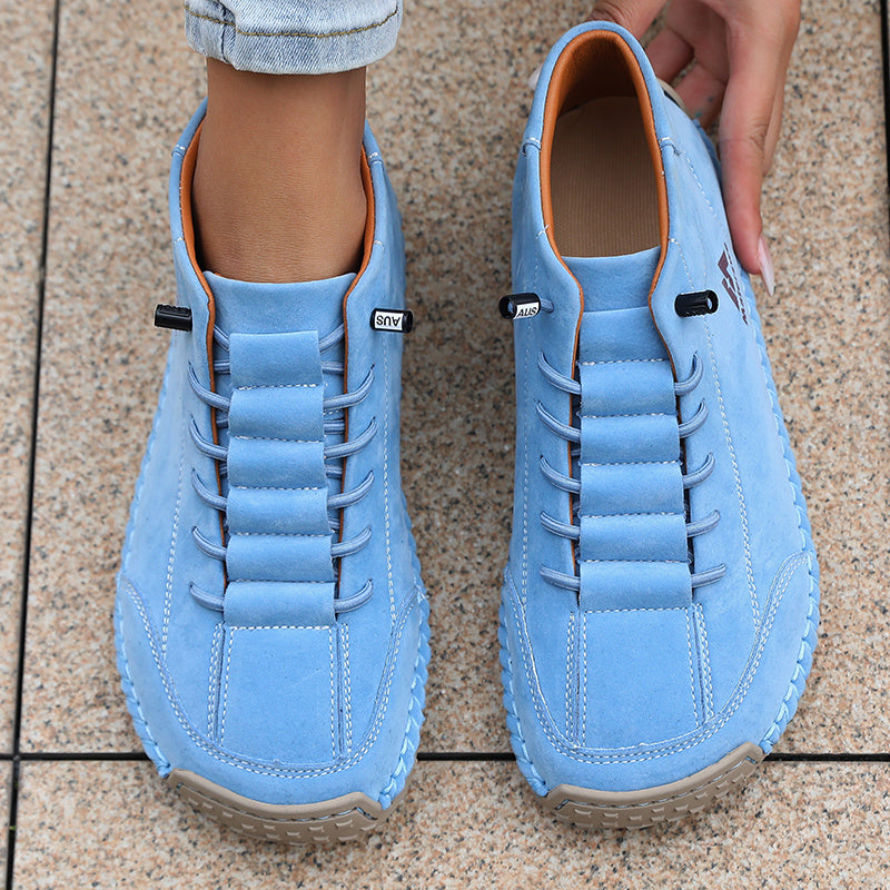 Sneaker con punta larga azzurra in camoscio, alta, con lacci e suola spessa