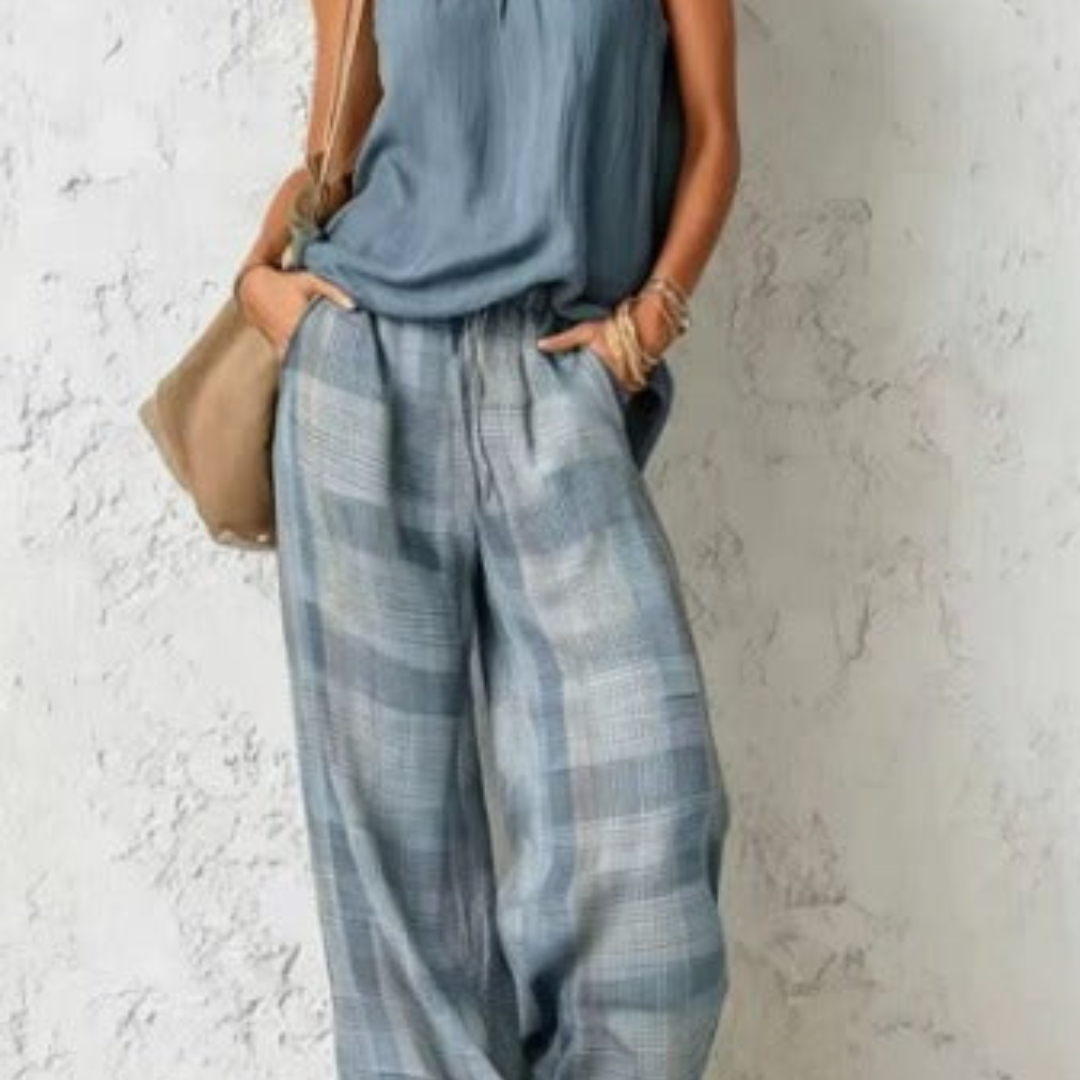 Completo estivo con top azzurro e pantaloni ampi a quadri azzurri