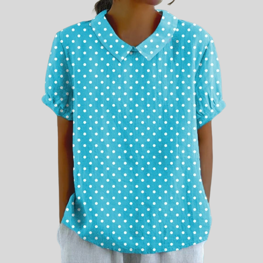 Top blu chiaro a pois bianchi con colletto e maniche corte