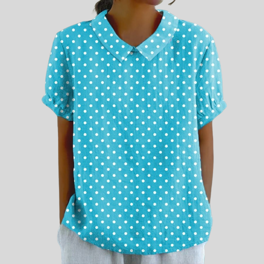 Top blu chiaro a pois bianchi con colletto e maniche corte
